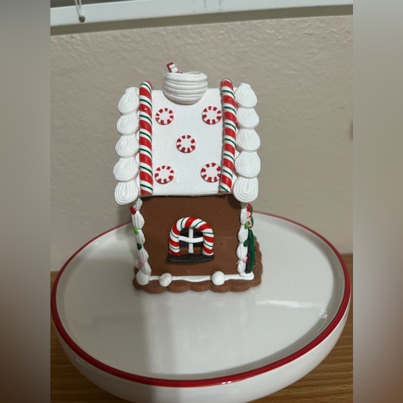 Small Light Up Gingerbread House - Picture 2 of 6